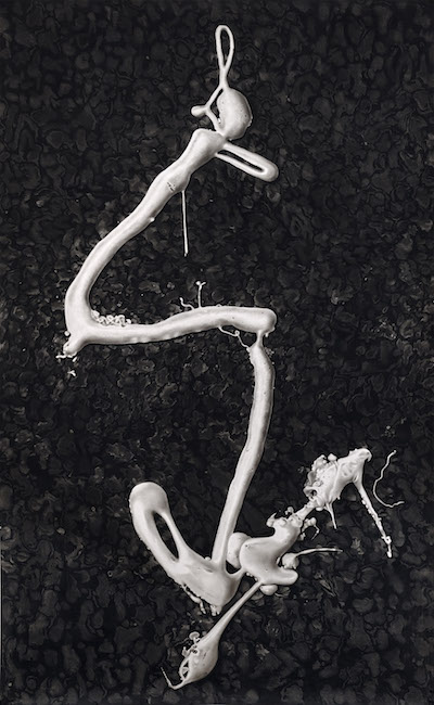 Peter Hock: Lightning, 2020, Reißkohle auf Papier, 320 x 196 cm